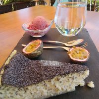 Veganer KäseMohnKuchen & BrombeerRosmarin-Eis😋 at Café VIVAVE in Freiburg