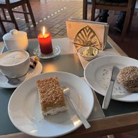 Bienenstich, Brötchen mit veganem Aufstrich  at Jute Backerei in Berlin