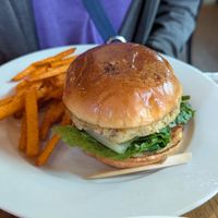 "CRAB" CAKE SANDWICH -
Panko breaded artichoke & white bean patty,
lettuce, tomato, and vegan remoulade
Served on a vegan brioche bun at Firefly in Charlottesville