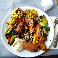 Buffet del pranzo. Tutto buonissimo, ma un encomio particolare va alla zucca alla scapece, che mi ha fatto impazzire per quanto era buona, agli gnocchi al sugo e all'hummus! at 100% Bio in Rome