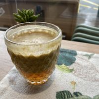 Jus de pomme, poire et chou kale. Ils marient bien ensemble !!  at Granny Smith in Annecy