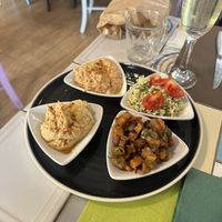 Antipasto Ma Va'? ( hummus, hummus di fagioli cannellini e pomodori secchi, caponata di melanzane e Tabbouleh)  at Ma va' in Rome
