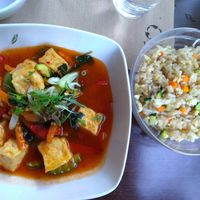 Tofu au basilic sauce piquante et riz cantonais végétalien at La Baie du Dragon in Marseille