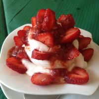 Fresas con nata / Strawberries with whipped cream to die for (made with an ingredient that will surprise you)... at Verdeando in Denia