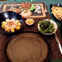 Burger and tofu salad at Verdeando in Denia
