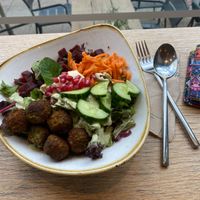 falafel tahini salad at Dean & David - Ballindamm in Hamburg