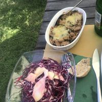 Pasticcio di pasta vegan e insalata di barbabietola e cavolo viola at Podere Capanne in Rome