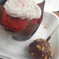Red Velvet cupcake, Chocolate Cake Pop at Beet in Luxembourg City