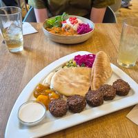 Pinda curry en falafel plate at Beet in Luxembourg City