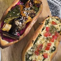 Há boas opções veganas! Fui num domingo e tinha promos boas, apesar de tudo em Montevideo ser muito caro. Encontrei 2 pides veganas medias por 320. at Pide House in Montevideo