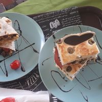 Le wrap aux légumes et fromage vegan (à gauche) et la focaccia at Feliz Cafe in Peschiera Del Garda
