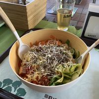 Insalata con würstel di tofu, valeriana, pomodori, zenzero, mela, semi di chia, zucchine, carote, formaggino veg e rucola at Feliz Cafe in Peschiera Del Garda