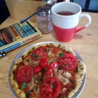 Pizza Margarita y té de moras. at Vegetal - temporarily closed in Mexico City