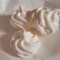 Vegan meringues at Vegan Store Stall 83 in Rome