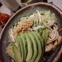 Avocado bin mit konjaknudeln und Gemüse 🍄‍🟫 at Quy Nguyen - Vegan Living in Berlin