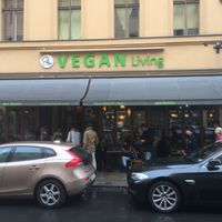 Outside (people waiting in line) at Quy Nguyen - Vegan Living in Berlin