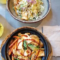 Hausgemachte BBQ-Sauce, Kimchi, Bio-Tofu und Reis, und Reisbandnudeln mit Tofu und Gemüse. at Quy Nguyen - Vegan Living in Berlin