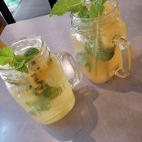 Grüner Tee mit Eis und Bio-Rohrzucker, Mojito ohne Alkohol mit frischer Maracuja. at Quy Nguyen - Vegan Living in Berlin