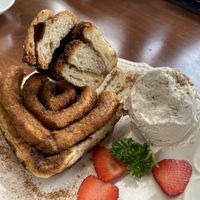 Cinnamon roll with vanilla ice cream  at Organico Fortuna in La Fortuna