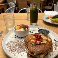 Se puede ver el pan/toast de aguacate y el jugo verde también   at Organico Fortuna in La Fortuna