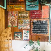 Signs & seats at Organico Fortuna in La Fortuna