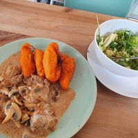Champignon-Rahmschnitzel mit Süßkartoffelkroketten at Cofeba in Graz