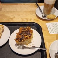 Karotten-Walnusskuchen, Erdnusskuchen und Latte Macchiato at Sattgrün in Essen