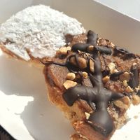 Kokos- und „Snickers“-Kuchen to go  at Sattgrün in Essen