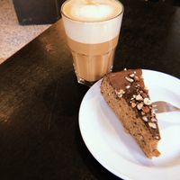 Caramel Latte mit Hafermilch + Zucchini Kuchen  at Cafe Kopi in Hannover