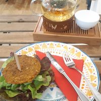 Lemon teapot and horseradish burger at bistRAW & Tea in Prague