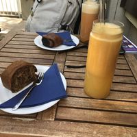Strudel and freshly made juice at bistRAW & Tea in Prague