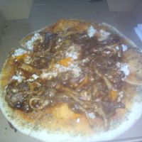 Vegan Pizza w/ mushrooms + bbq sauce + tofu + natural tomato sauce :D! $7.95 at SoyGreen in San Salvador