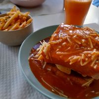 Francesinha vegan + sumo de abóbora,  maçã e gengibre at Folha Verde in Lisbon