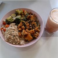 Migas de feijao frade + farofa + guisado de legumes - tudo vegan + sumo de abacaxi e cenoura at Folha Verde in Lisbon