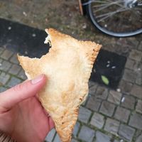 Kartoffeltasche mit Räuchertofu at Twelve Monkeys Vegankrams in Hamburg