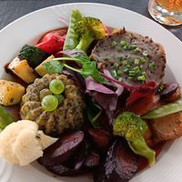 Hauptgang "Tortilla von Bio-Basaltlinsen" mit Spinat-Gugelhupf und gebratenem Sommergemüse at Stübers Restaurant in Bacharach
