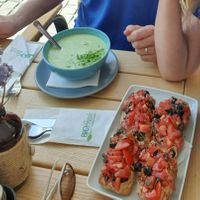 Oben links kalte Selleriesuppe at BIOFresh in Timisoara