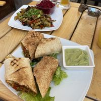 Fajita und Bratkartoffeln mit frischem Rote-Beete-Salat  at BIOFresh in Timisoara