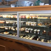 Frigo principal con toda la pastelería at La Besnéta in Barcelona