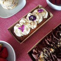 Alfajor, pastís de pastanaga i pastís de xocolata at La Besnéta in Barcelona