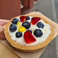Little buttercream tart at La Besnéta in Barcelona
