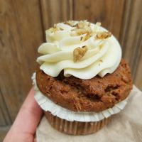 GF carrot cupcake with cream cheese frosting at La Besnéta in Barcelona