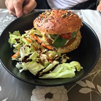 burger with crudités  at Casse-Noisette in Le Havre
