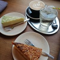 Matcha und Snickerskuchen (beim Snickers Kuchen hat irgendwie Schokolade gefehlt 🤔) at Woodrich in Darmstadt