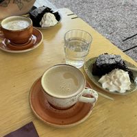 kahviin sai ikaffea ja suklaakakkuun vegaanista kermavaahtoa  at Cafe Bar Pesula Fiskars in Fiskars