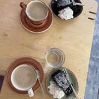 Kahvia kauramaidolla ja suklaakakkua at Cafe Bar Pesula Fiskars in Fiskars