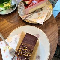 Vegetarischer Käse Erdberbuchen und veganer Erdnuss Schokoladen Kuchen at Einzig in Bad Vilbel