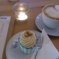 peanut-chocolate cupcake (vegan) at Einzig in Bad Vilbel