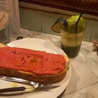 Tostá de salmorejo de remolacha y zumo de pepino at La Bicicleta in Cordoba