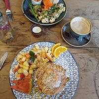 Vorne Panckes, hinten veganes Rührei, beides super at Die Pause in Marburg